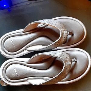 Nike comfort footbed flip flops